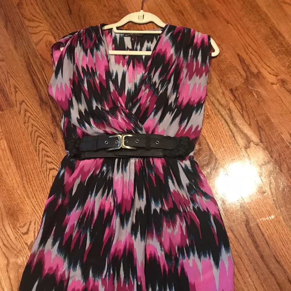 Short sleeved dress with detachable black belt.